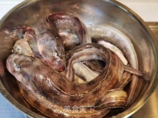 海鲶鱼炖豆腐的做法步骤：1