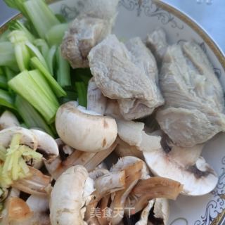 排骨油菜炒口蘑的做法步骤：3