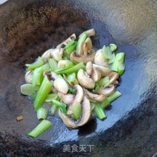 排骨油菜炒口蘑的做法步骤：5