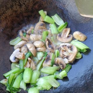 排骨油菜炒口蘑的做法步骤：6
