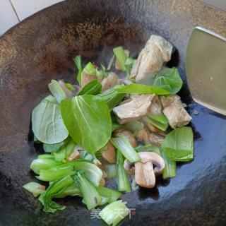 排骨油菜炒口蘑的做法步骤：7