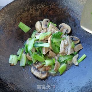 排骨油菜炒口蘑的做法步骤：8