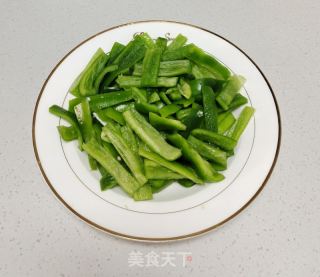 豆腐干炒尖椒的做法步骤：1