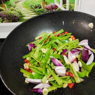 豆腐干炒尖椒的做法步骤：4