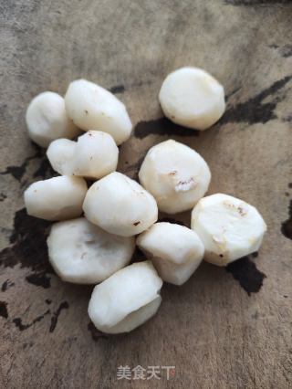 瑶柱马蹄肉片汤的做法步骤：1