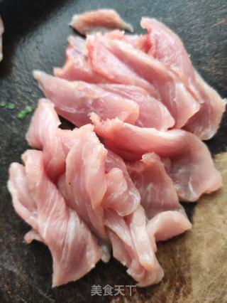 瑶柱马蹄肉片汤的做法步骤：3