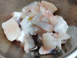 红烧剥皮鱼的做法步骤：1