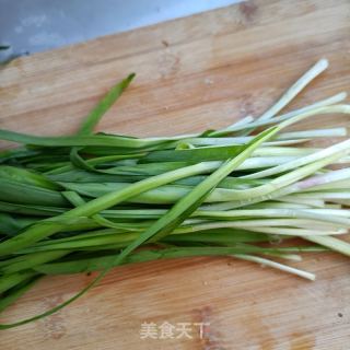 韭菜炒蛎肉的做法步骤：1