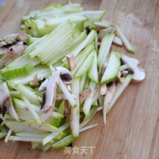 肉沫水炒茭瓜的做法步骤：2