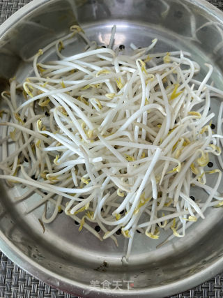 白灼豆芽的做法步骤：1