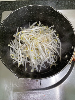 白灼豆芽的做法步骤：4
