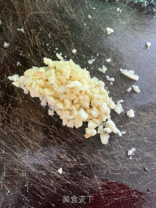 剁椒蒸鲫鱼的做法步骤：1
