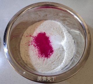 红火龙果粉发糕的做法步骤：1