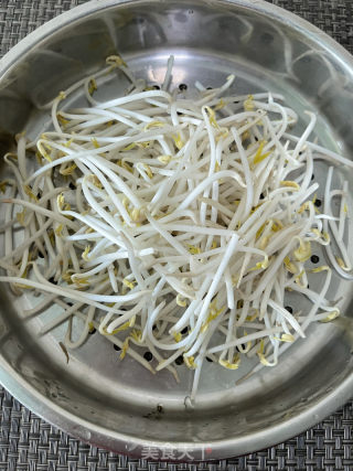 豆芽炒鸡蛋的做法步骤：1