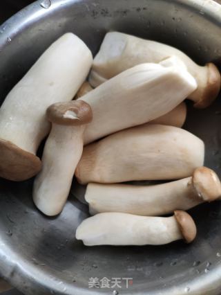 杏鲍菇灯笼椒炒腊肠的做法步骤：1