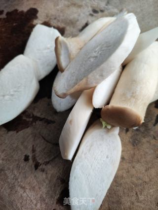 杏鲍菇灯笼椒炒腊肠的做法步骤：2