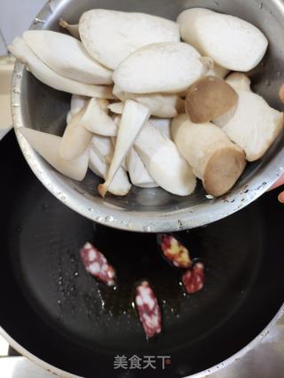 杏鲍菇灯笼椒炒腊肠的做法步骤：6
