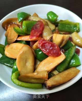 杏鲍菇灯笼椒炒腊肠的做法步骤：9