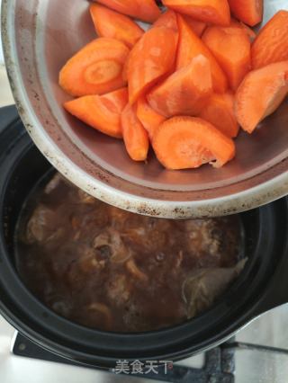 胡萝卜马蹄焖羊腿肉的做法步骤：5