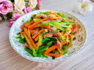 芹菜胡萝卜炒香肠的做法