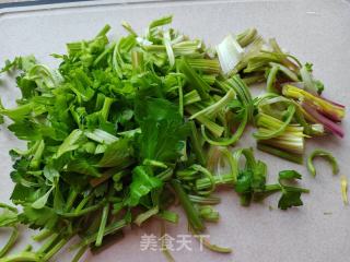 芹菜胡萝卜炒香肠的做法步骤：2