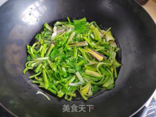 芹菜胡萝卜炒香肠的做法步骤：3