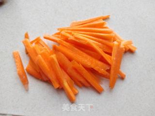 芹菜胡萝卜炒香肠的做法步骤：5