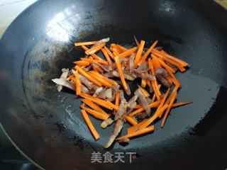 芹菜胡萝卜炒香肠的做法步骤：7