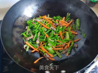 芹菜胡萝卜炒香肠的做法步骤：8