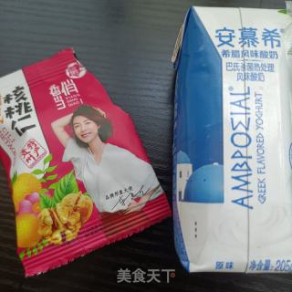 核桃草莓拌酸奶的做法步骤：2