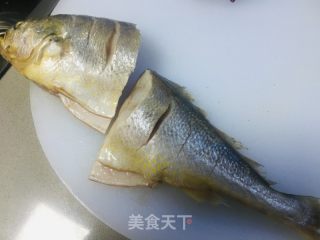 清蒸黄花鱼的做法步骤：1
