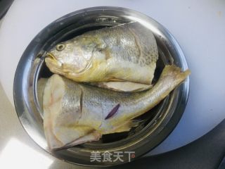 清蒸黄花鱼的做法步骤：2