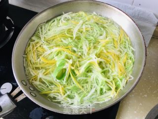 黄萝卜水饺的做法步骤：1