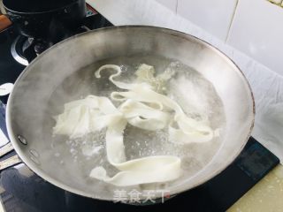 油泼裤带面的做法步骤：1