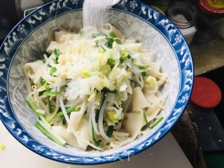 油泼裤带面的做法步骤：3