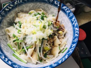 油泼裤带面的做法步骤：4