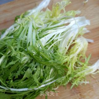 苦菊拌煎带鱼的做法步骤：1