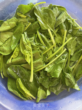 菠菜炒鸡蛋的做法步骤：2