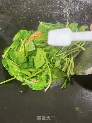 菠菜炒鸡蛋的做法步骤：8
