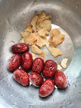天麻红枣枸杞猪骨汤的做法步骤：1