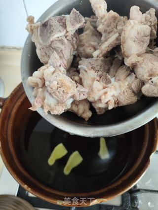 天麻红枣枸杞猪骨汤的做法步骤：5