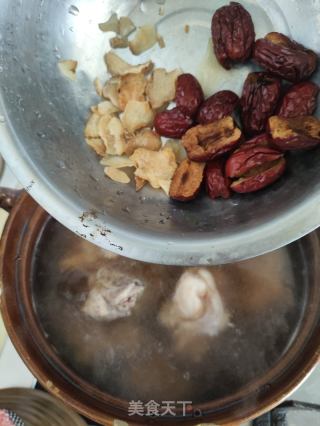 天麻红枣枸杞猪骨汤的做法步骤：6