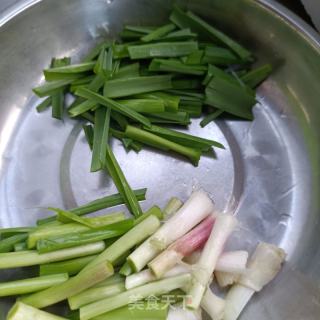蒜苗炒豆干的做法步骤：2