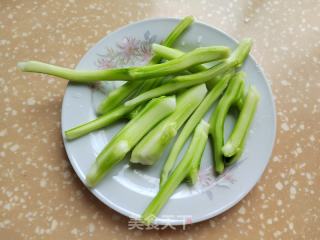 香菇豆干炒菜心的做法步骤：1