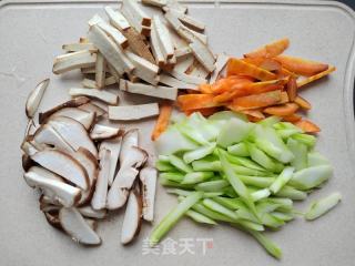 香菇豆干炒菜心的做法步骤：2