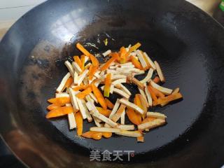 香菇豆干炒菜心的做法步骤：3