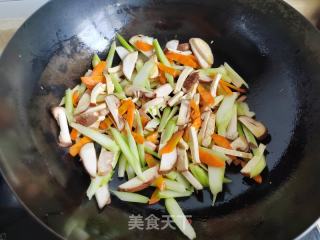 香菇豆干炒菜心的做法步骤：4
