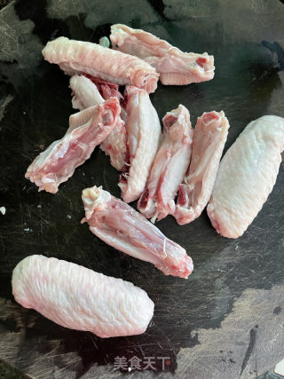 孜然鸡翅土豆的做法步骤：1