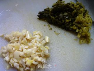咸菜笋尖炒白虾米的做法步骤：2