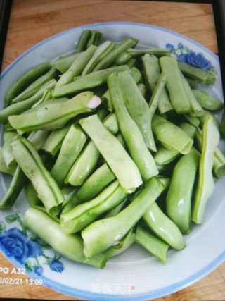 胡萝卜丝炒豆角的做法步骤：1